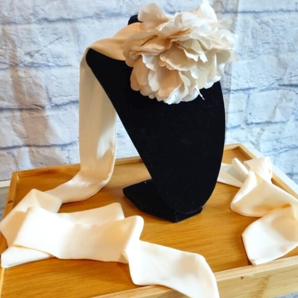 ZARA Flower Neck Bow - Picture 3 of 8